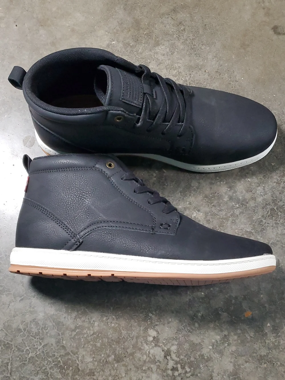 NEW Levi's 51062901A1 Black Chukka Boots with White & Tan Sole Men's Size 9.5